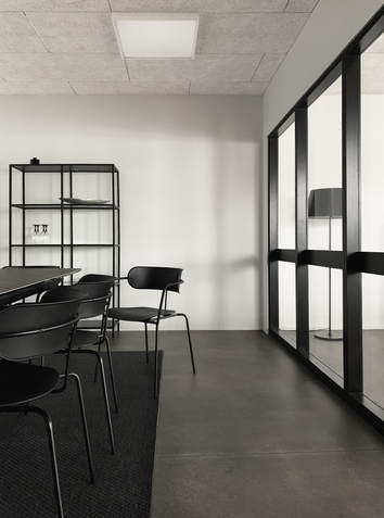 Indretning af mødelokale i minimalistisk stil